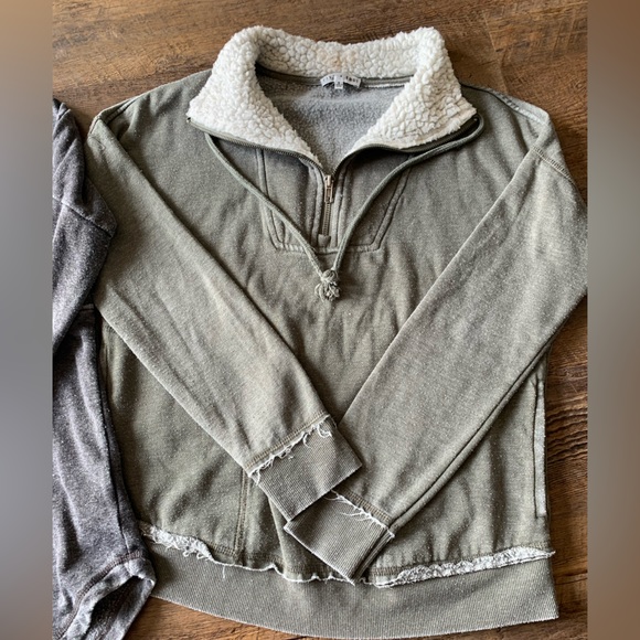 Two Fitz & Eddie Sweaters - Picture 4 of 6